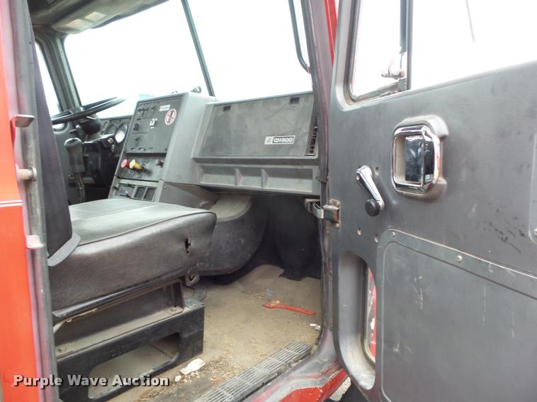 image for item CB9949 1990 Mack CH613 semi truck