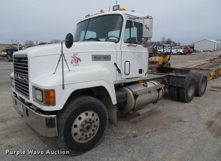 image for item CB9951 1996 Mack CH613 semi truck