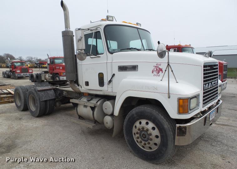 image for item CB9951 1996 Mack CH613 semi truck