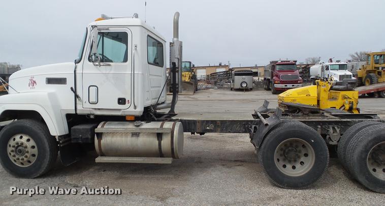 image for item CB9951 1996 Mack CH613 semi truck