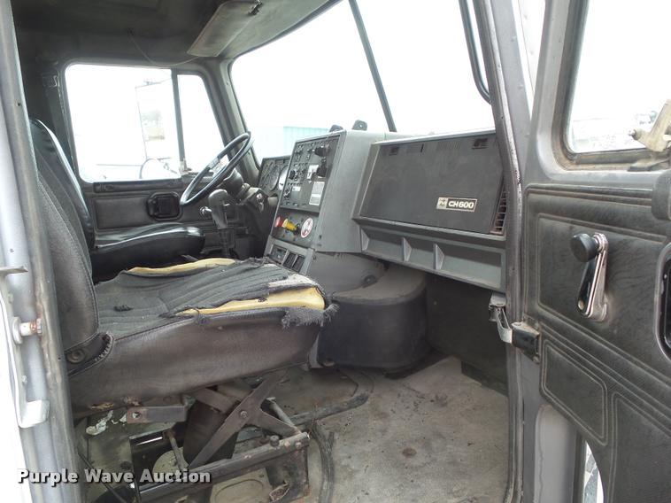 image for item CB9951 1996 Mack CH613 semi truck