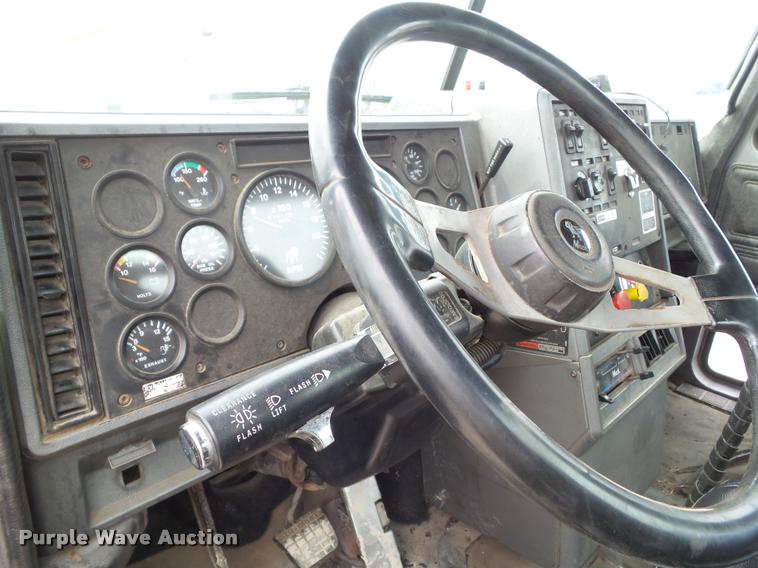 image for item CB9951 1996 Mack CH613 semi truck