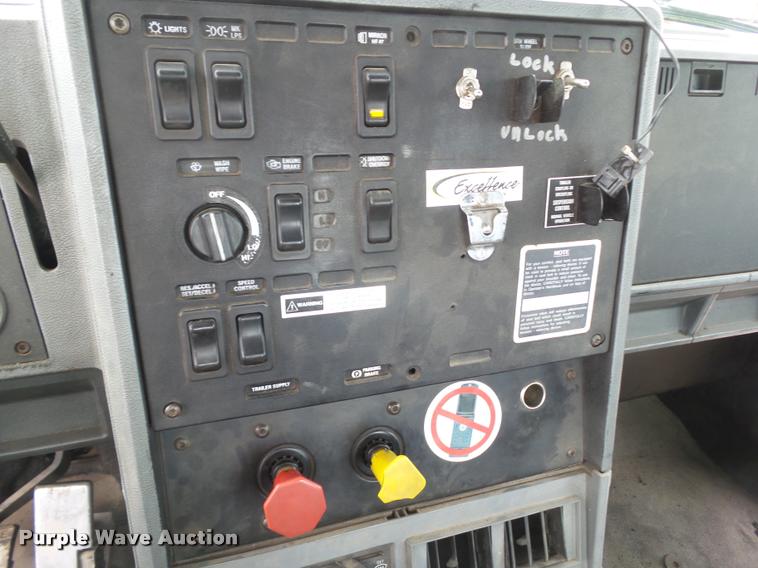 image for item CB9951 1996 Mack CH613 semi truck