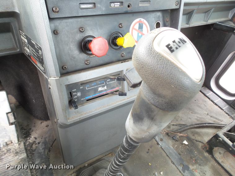 image for item CB9951 1996 Mack CH613 semi truck