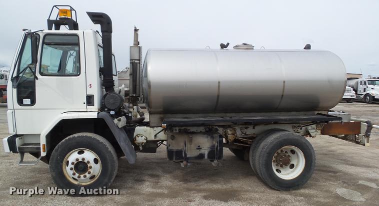 image for item CB9952 1994 Ford CF7000 tank truck