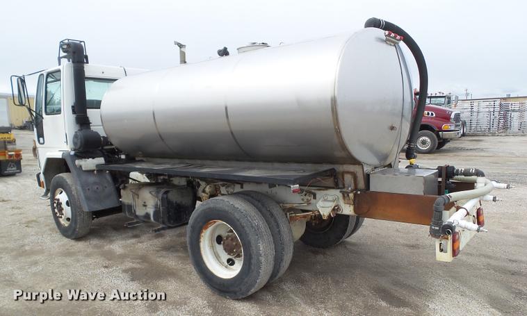 image for item CB9952 1994 Ford CF7000 tank truck