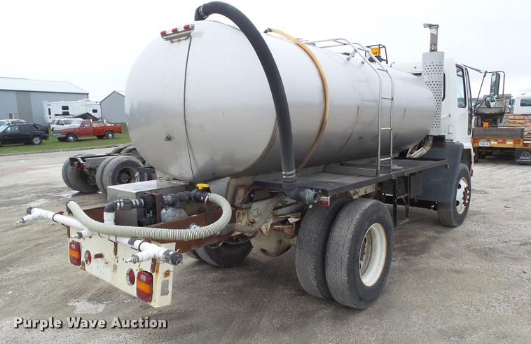 image for item CB9952 1994 Ford CF7000 tank truck
