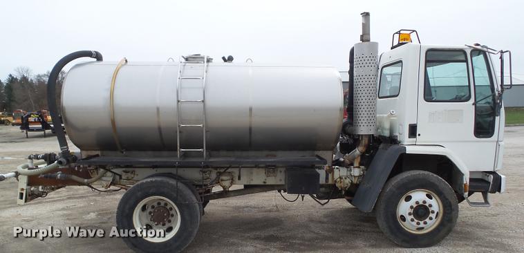 image for item CB9952 1994 Ford CF7000 tank truck