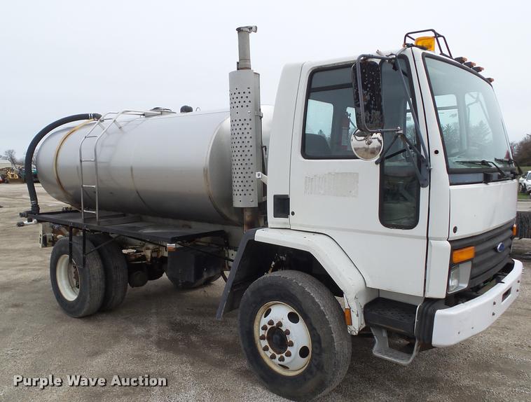 image for item CB9952 1994 Ford CF7000 tank truck