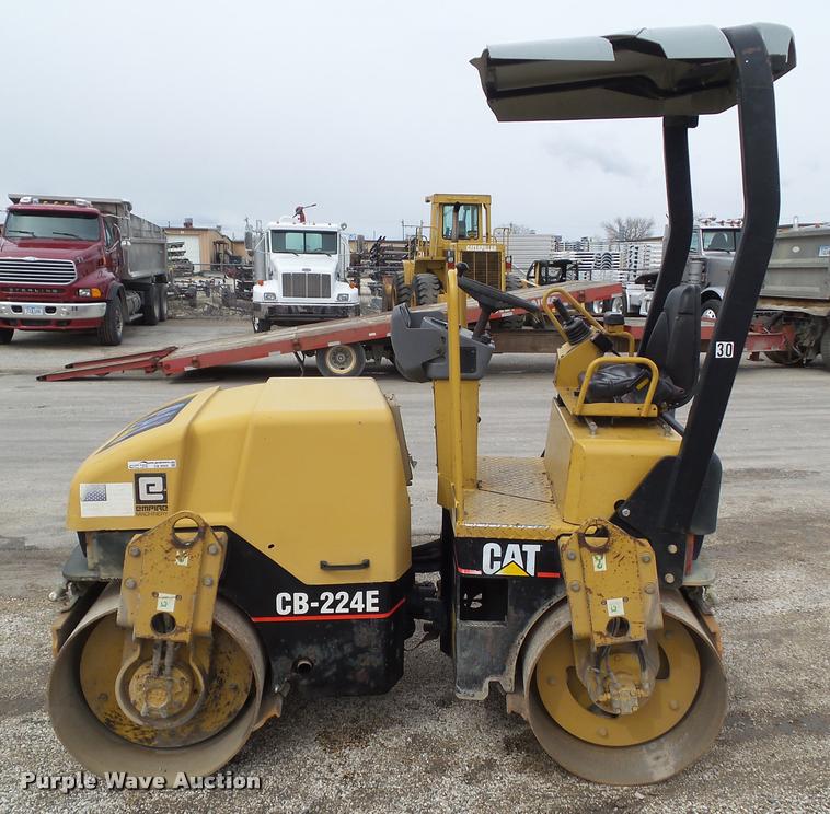 image for item CB9955 2004 Caterpillar CB-224E double drum vibratory roller
