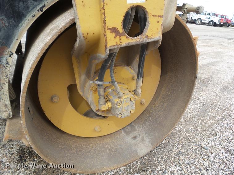 image for item CB9955 2004 Caterpillar CB-224E double drum vibratory roller