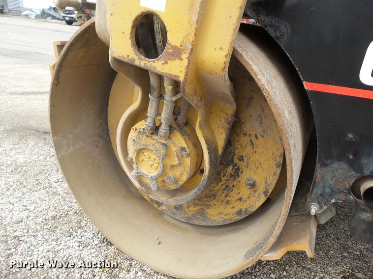 image for item CB9955 2004 Caterpillar CB-224E double drum vibratory roller