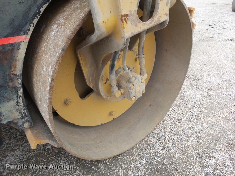 image for item CB9955 2004 Caterpillar CB-224E double drum vibratory roller