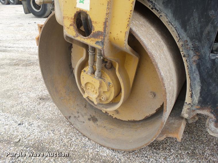 image for item CB9955 2004 Caterpillar CB-224E double drum vibratory roller