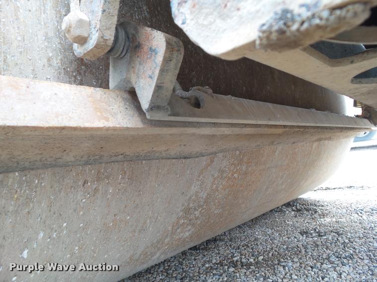 image for item CB9955 2004 Caterpillar CB-224E double drum vibratory roller