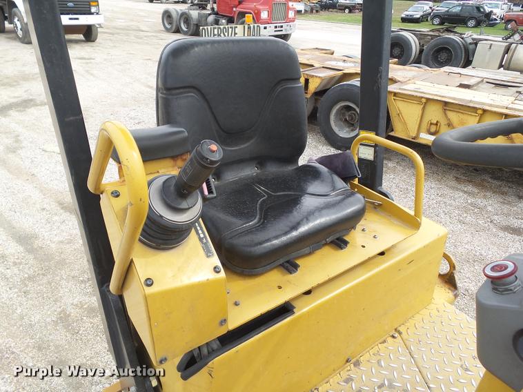 image for item CB9955 2004 Caterpillar CB-224E double drum vibratory roller