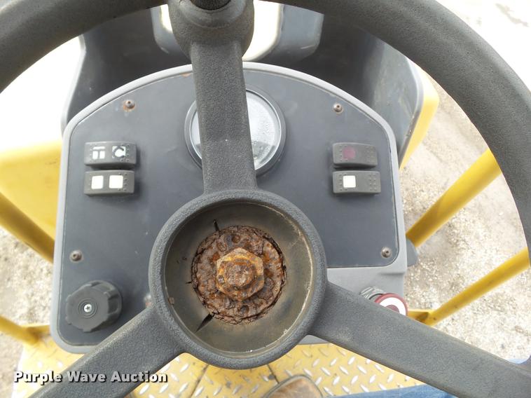 image for item CB9955 2004 Caterpillar CB-224E double drum vibratory roller