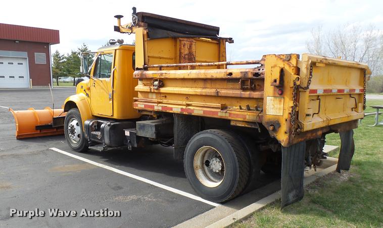 image for item CC9133 2002 International 4900 dump truck