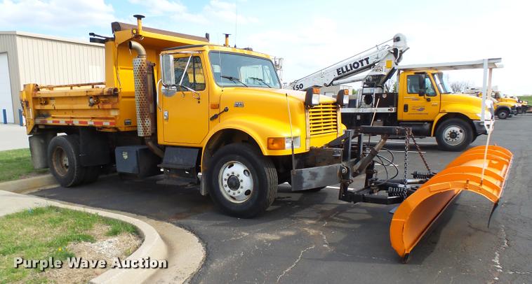 image for item CC9133 2002 International 4900 dump truck