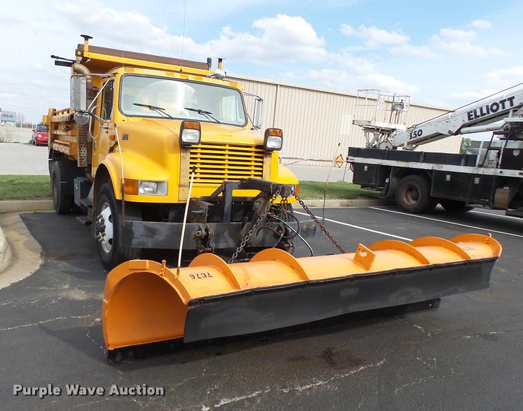 image for item CC9133 2002 International 4900 dump truck