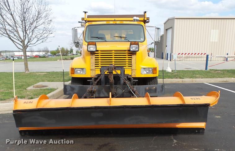 image for item CC9133 2002 International 4900 dump truck