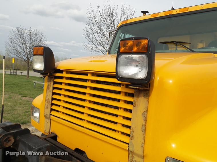image for item CC9133 2002 International 4900 dump truck