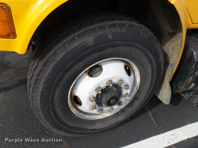 image for item CC9133 2002 International 4900 dump truck