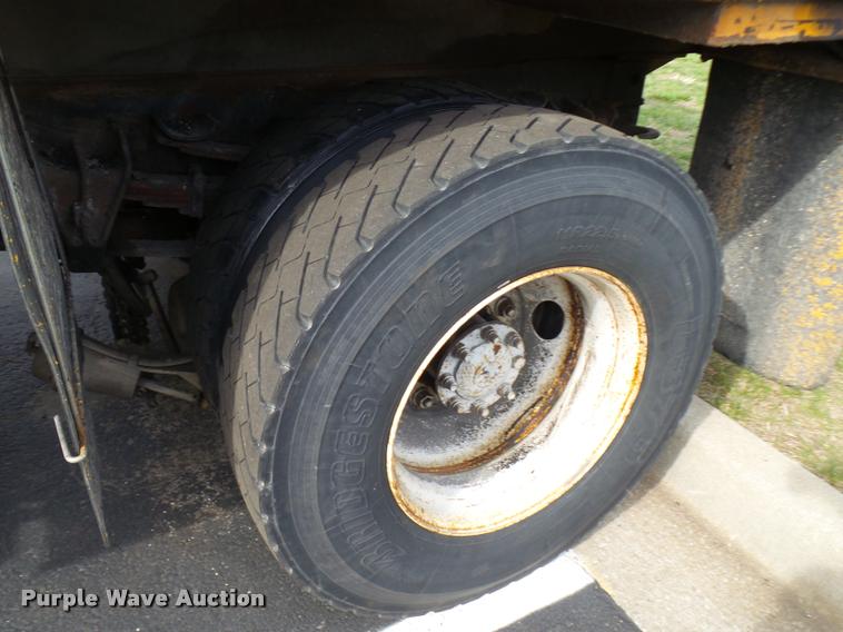 image for item CC9133 2002 International 4900 dump truck