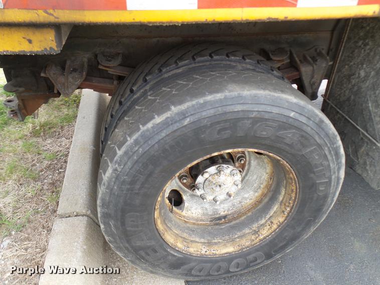 image for item CC9133 2002 International 4900 dump truck