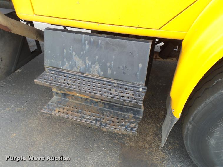 image for item CC9133 2002 International 4900 dump truck