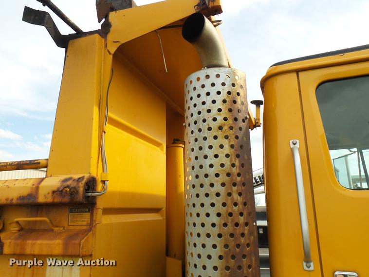 image for item CC9133 2002 International 4900 dump truck