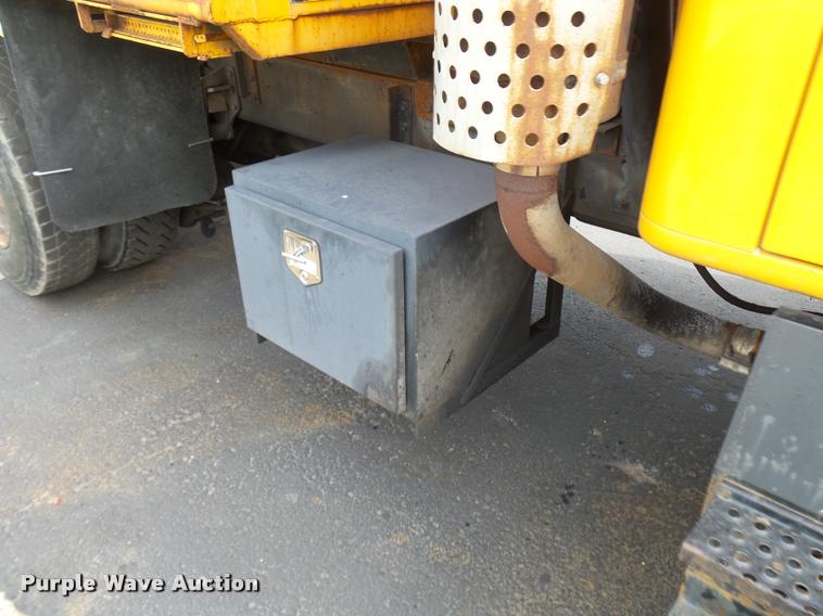 image for item CC9133 2002 International 4900 dump truck