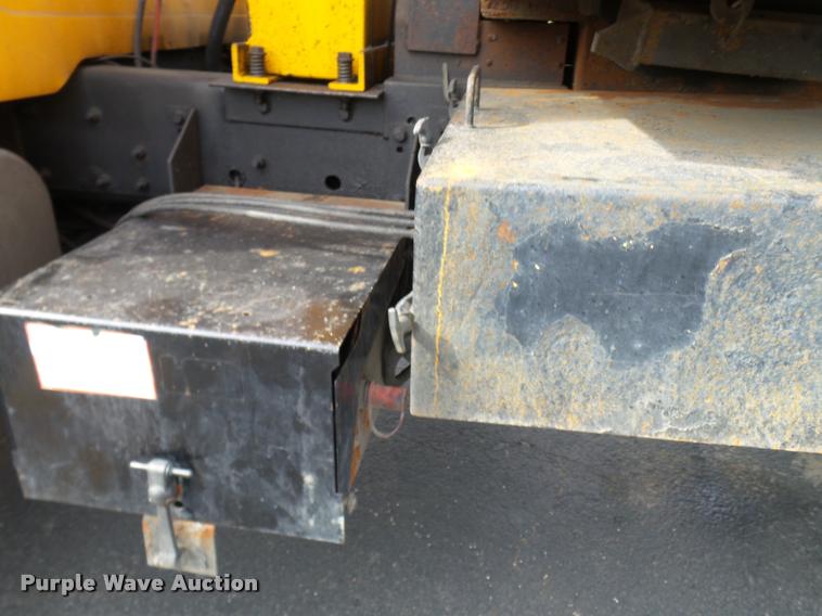 image for item CC9133 2002 International 4900 dump truck