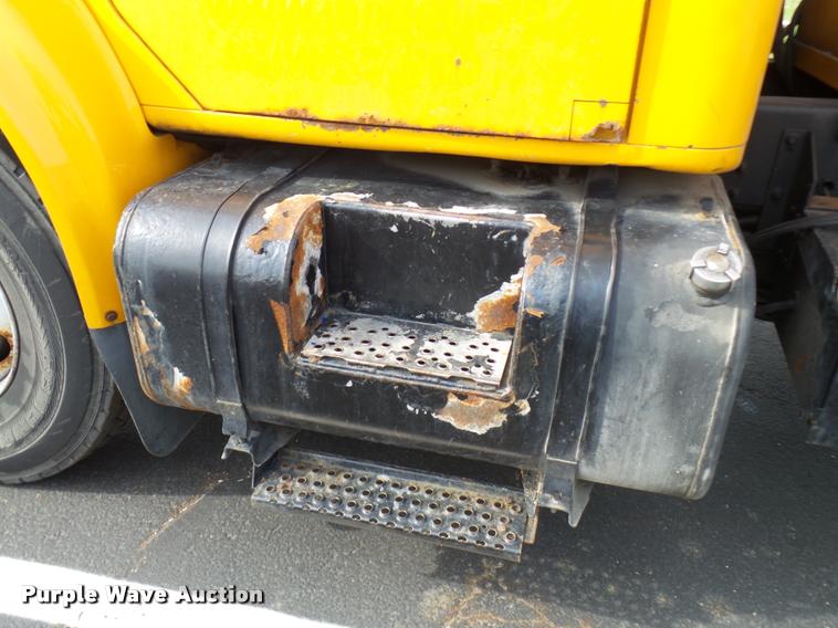 image for item CC9133 2002 International 4900 dump truck