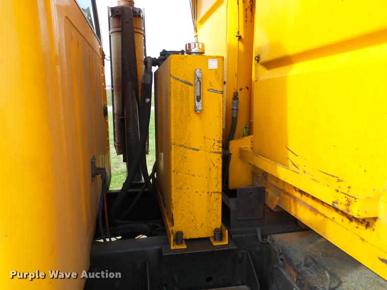 image for item CC9133 2002 International 4900 dump truck