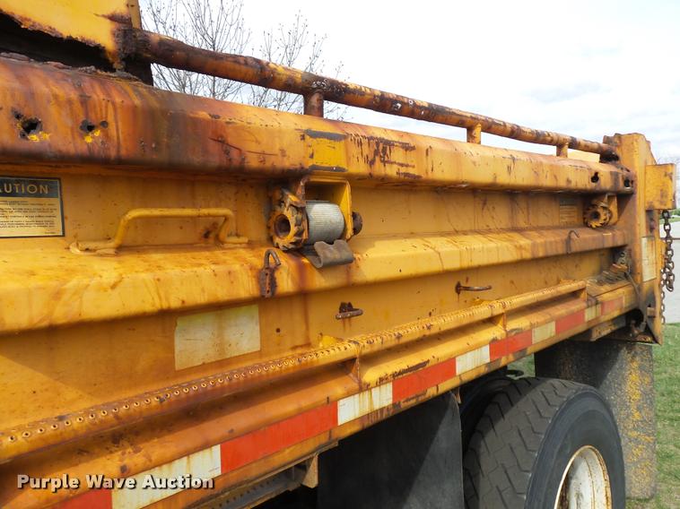 image for item CC9133 2002 International 4900 dump truck