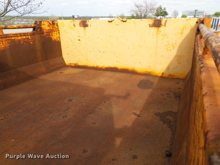 image for item CC9133 2002 International 4900 dump truck