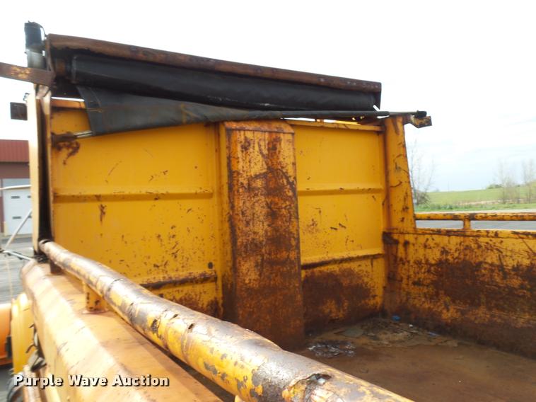 image for item CC9133 2002 International 4900 dump truck