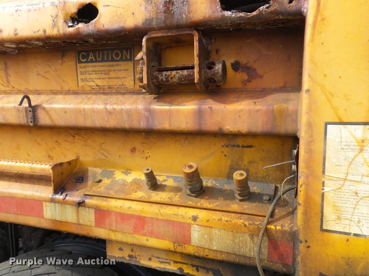 image for item CC9133 2002 International 4900 dump truck