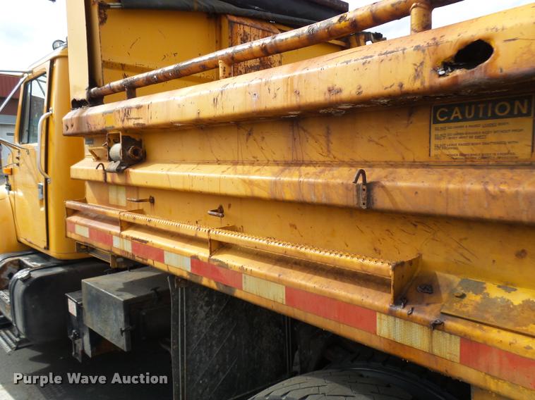 image for item CC9133 2002 International 4900 dump truck