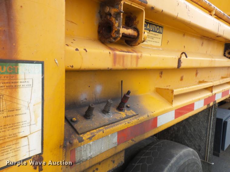 image for item CC9133 2002 International 4900 dump truck