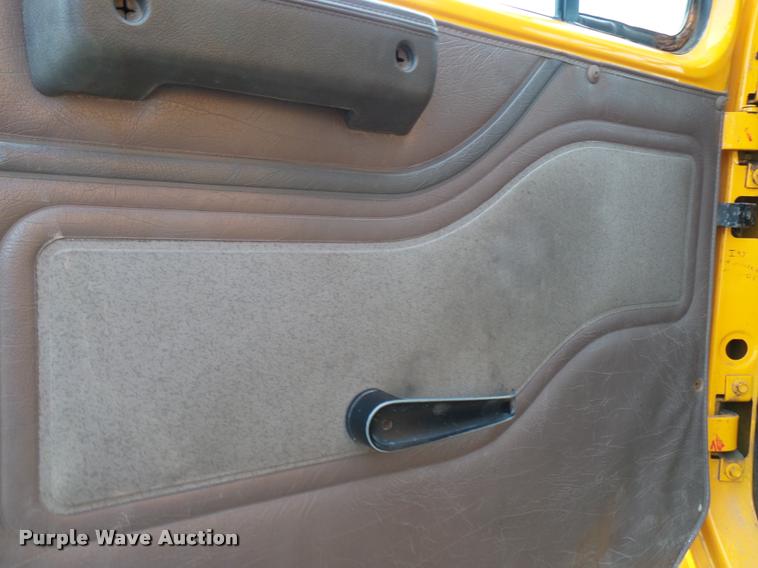 image for item CC9133 2002 International 4900 dump truck