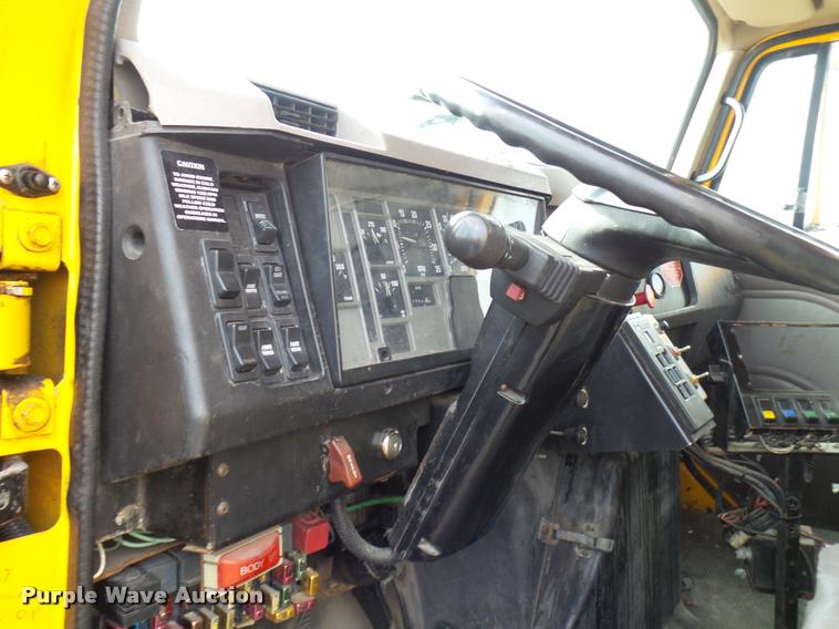 image for item CC9133 2002 International 4900 dump truck