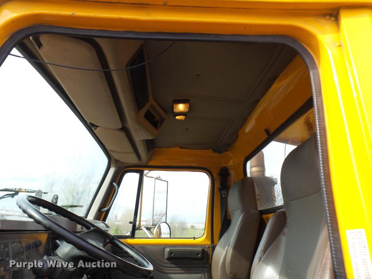 image for item CC9133 2002 International 4900 dump truck