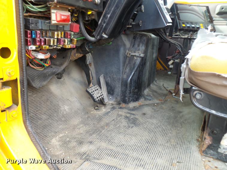 image for item CC9133 2002 International 4900 dump truck