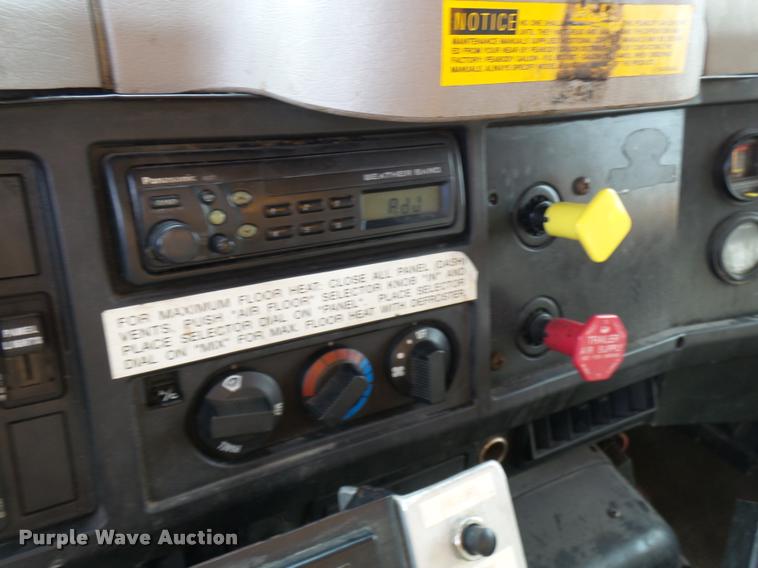 image for item CC9133 2002 International 4900 dump truck