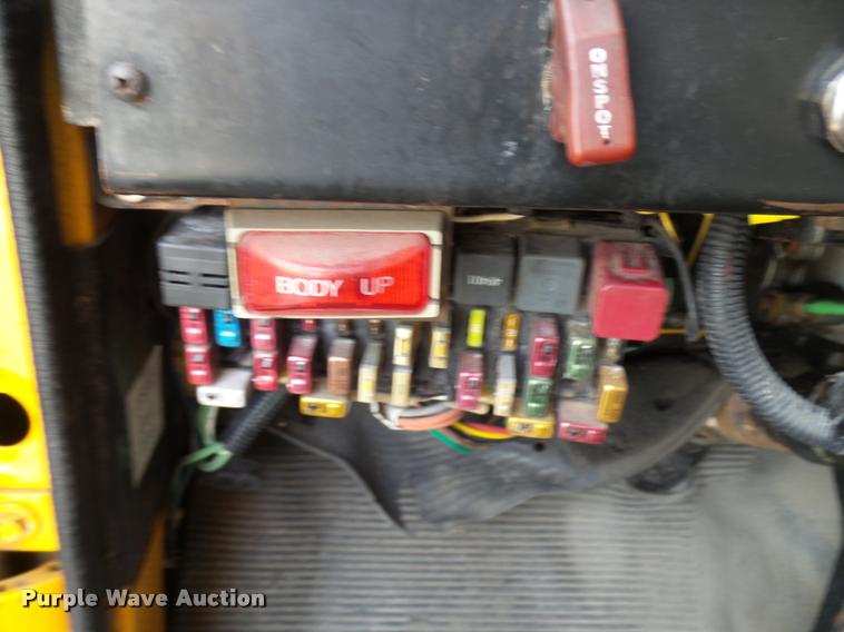 image for item CC9133 2002 International 4900 dump truck