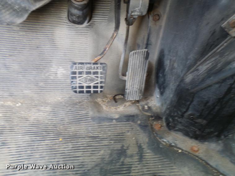 image for item CC9133 2002 International 4900 dump truck