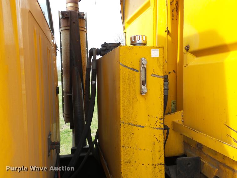 image for item CC9133 2002 International 4900 dump truck