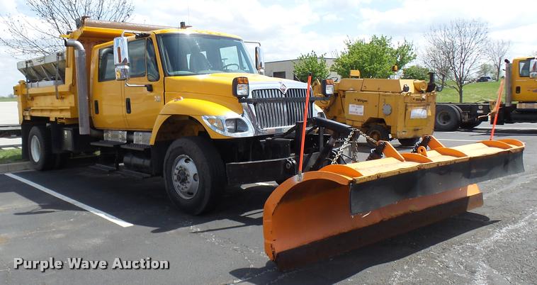 image for item CC9149 2004 International 7400 Crew Cab dump truck